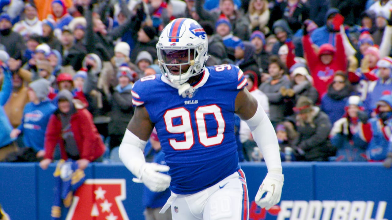 Shaq Lawson goes above and beyond to stay warm at Bills practice