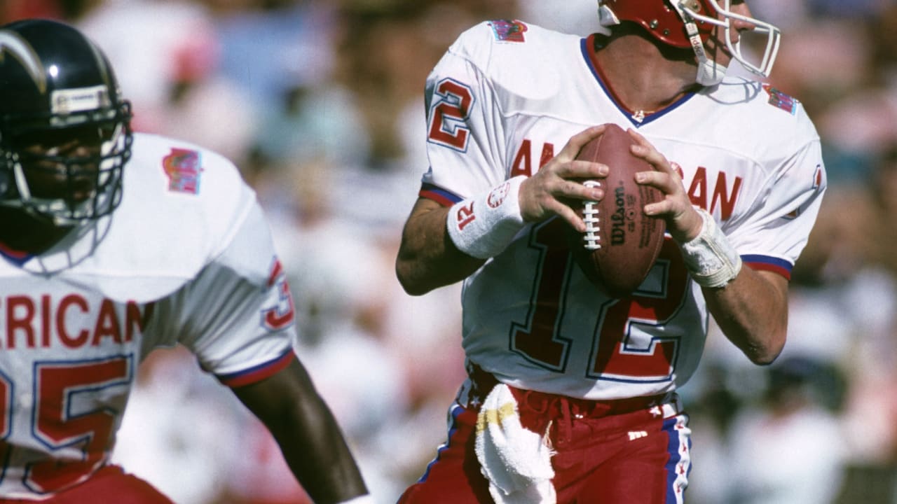 Quarterback Jim Kelly of the Buffalo Bills smiles as he looks on from  News Photo - Getty Images