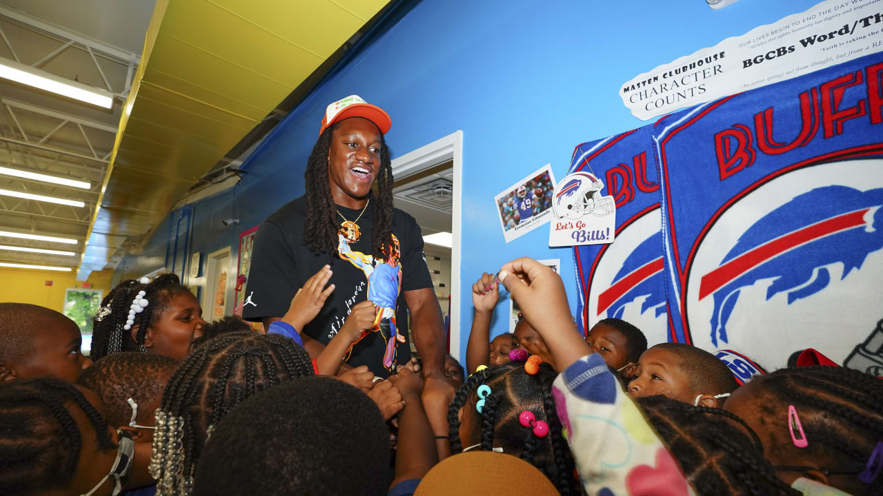 Las Vegas Raiders help local students with back-to-school haircuts