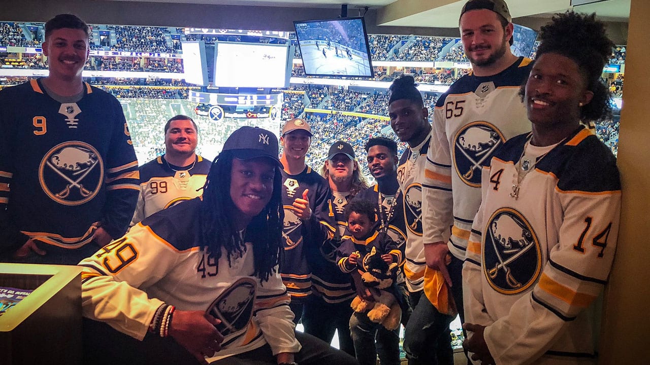 LOOK: Bills QB Josh Allen takes in Buffalo Sabres game