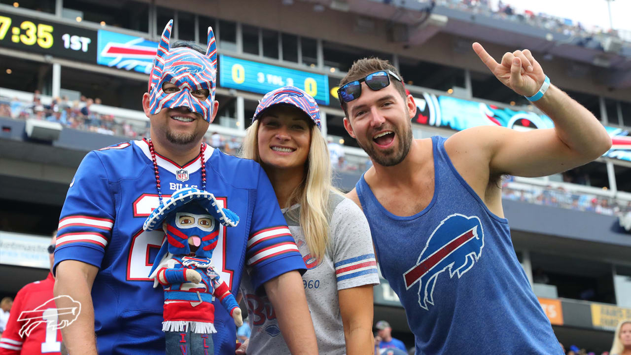 Tennessee Titans vs. Buffalo Bills. Fans support on NFL Game. Silhouette of  supporters, big screen with two rivals in background Stock Photo - Alamy