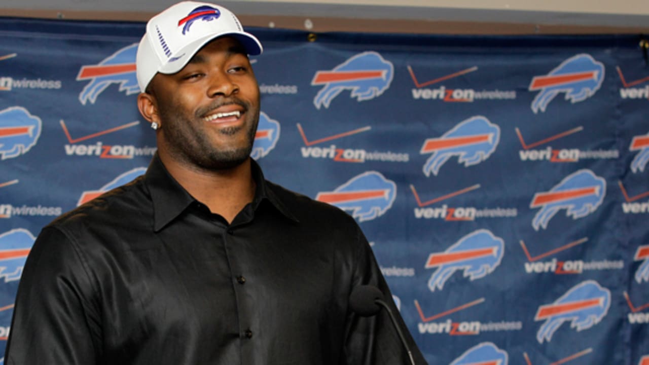 Mario Williams already a big hit with Bills fans