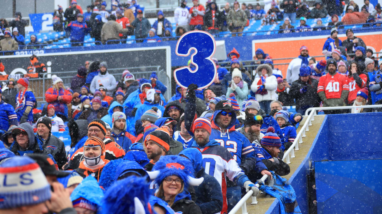 Damar Hamlin joins Bills in locker room at halftime of divisional