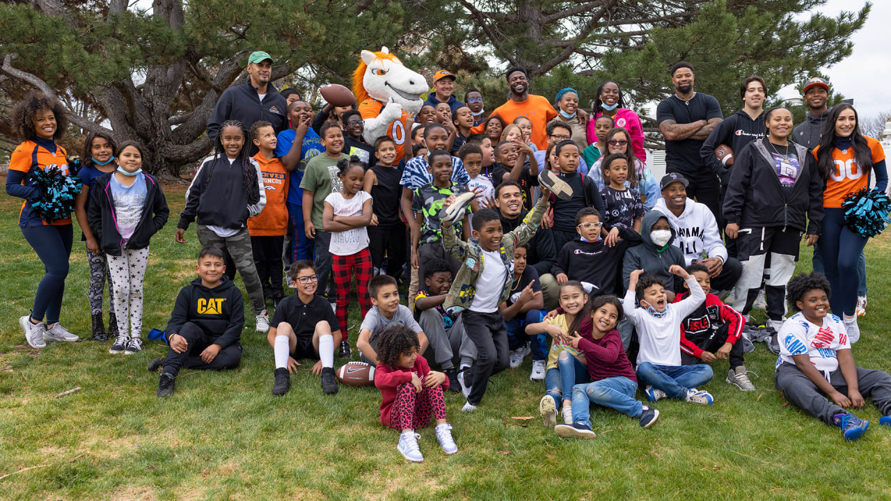 Emmanuel Sanders honors Demaryius Thomas by visiting Denver Broncos Boys &  Girls Club 