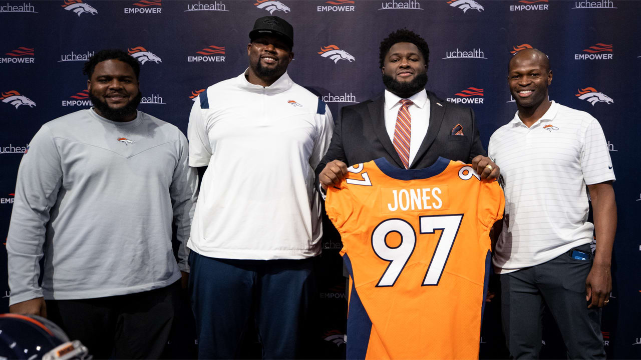 Denver Broncos Rookie TE Nate Adkins Gives Albert Okwuegbunam