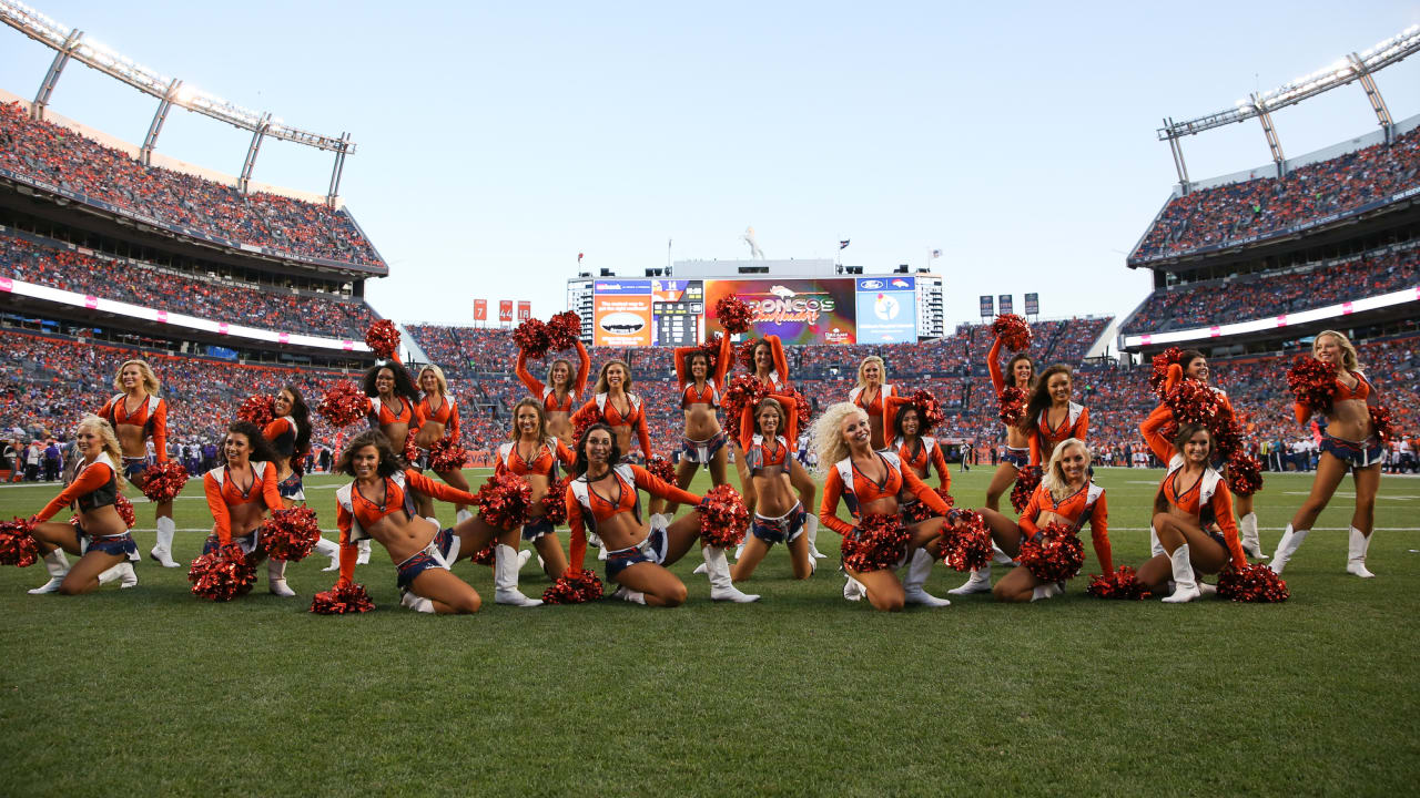 Gameday cheer gallery vs. Vikings