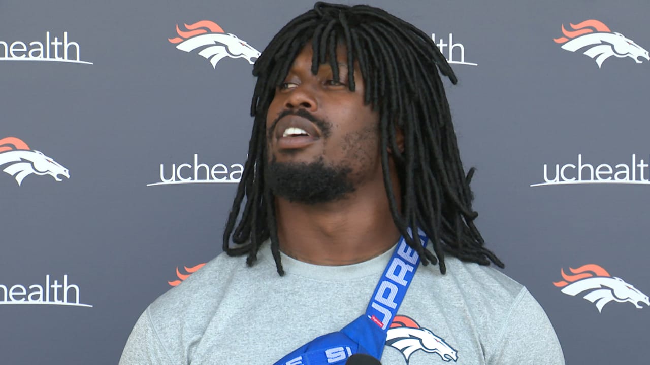 LOOK: Broncos LB Von Miller wears a dreadlocks wig for final day