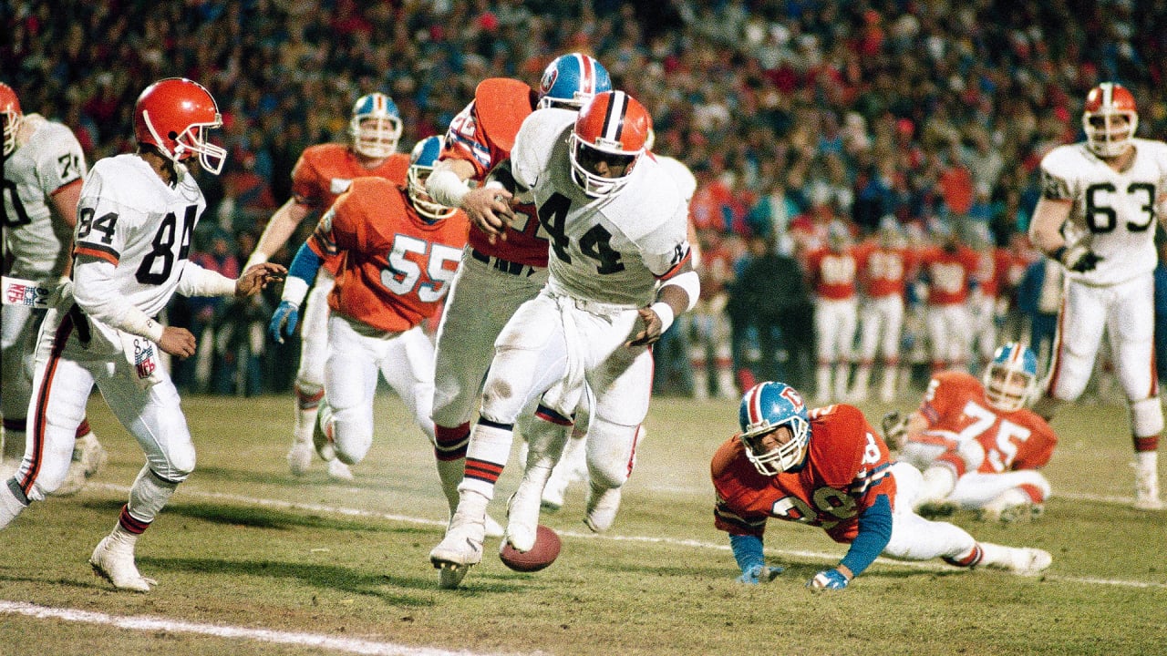 As Denver quarterback John Elway (7) watches, Broncos running back Sammy  Winder (23) carries the ball for a third quarter Denver touchdown, Jan. 14,  1990 in the AFC Championship Game in Denver.