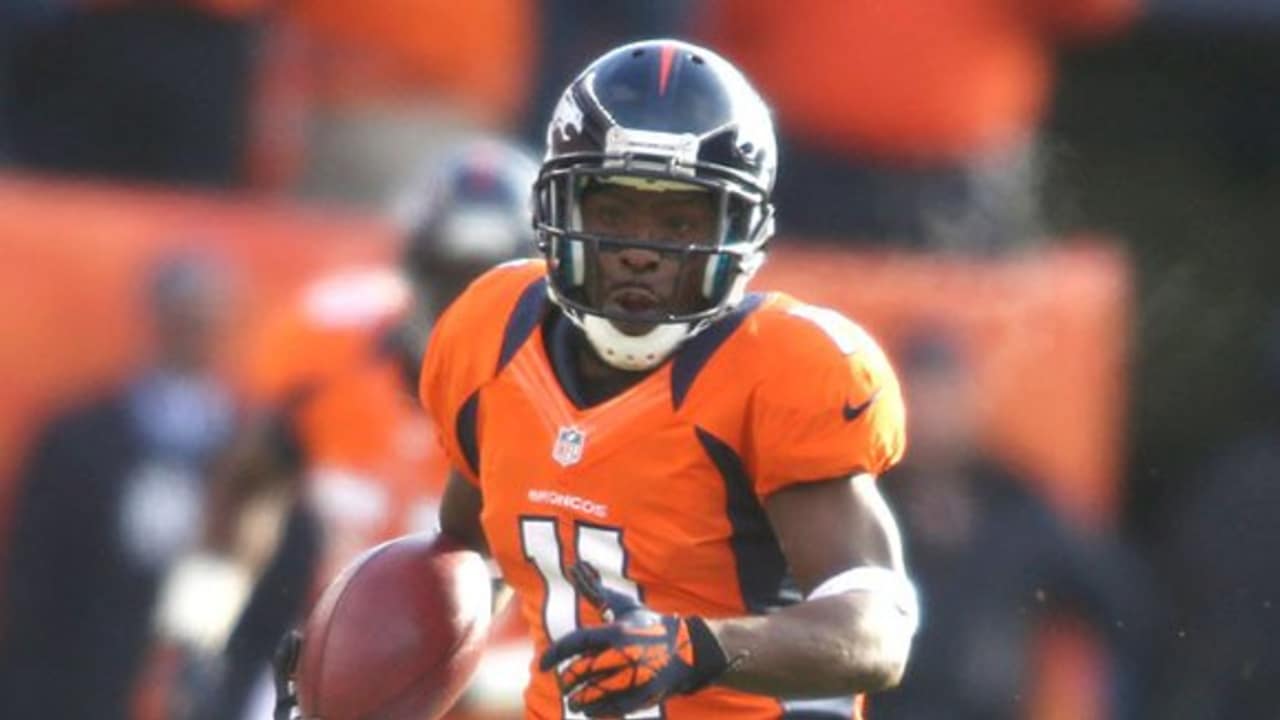 Denver Broncos Trindon Holliday (11)heads down the sidelines toward the end  zone on a 76 yard punt return for a touchdown during second quarter action  against the in the NFL game at