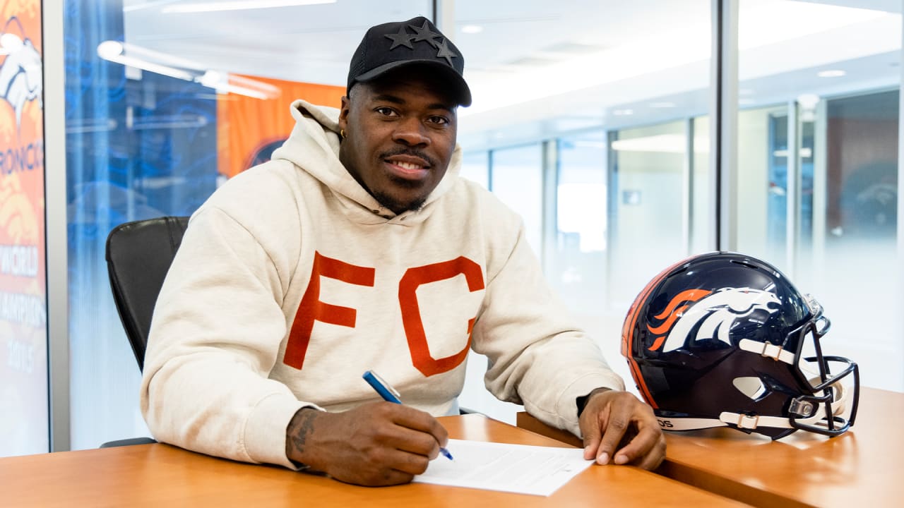 Former Denver Broncos DL DeShawn Williams Sends Parting Message After  Signing With Carolina Panthers - Sports Illustrated Mile High Huddle:  Denver Broncos News, Analysis and More