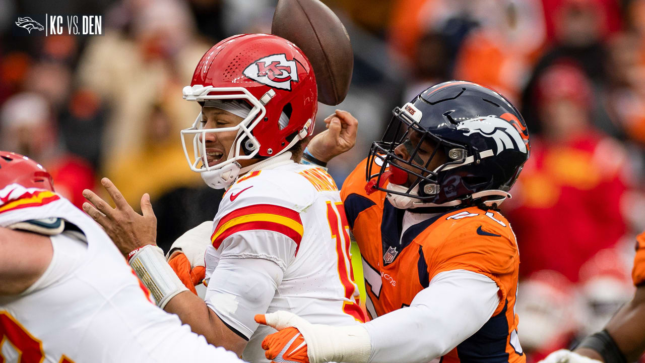 Chiefs offense lets down, makes big mistakes in allowing the