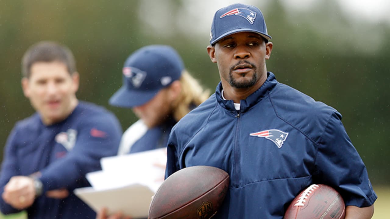 Patriots assistant Brian Flores interviews with Broncos