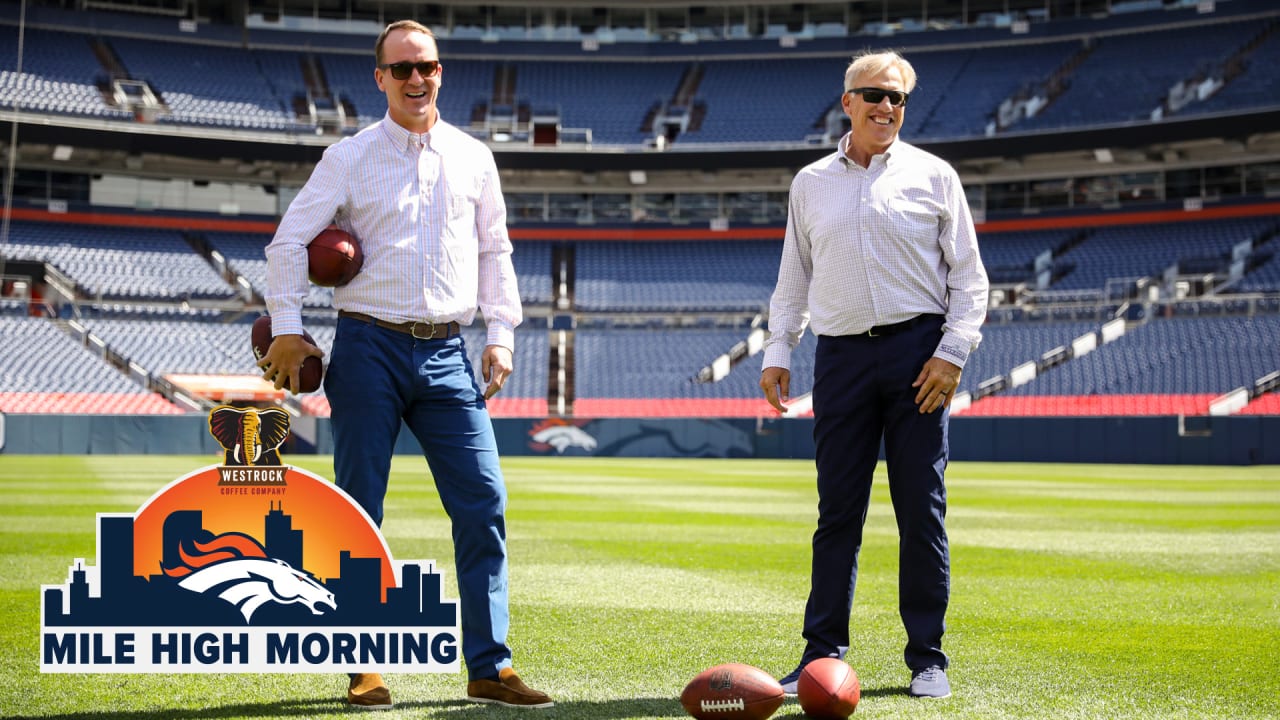 Denver Broncos' John Elway (7) gives a high five to a teammate