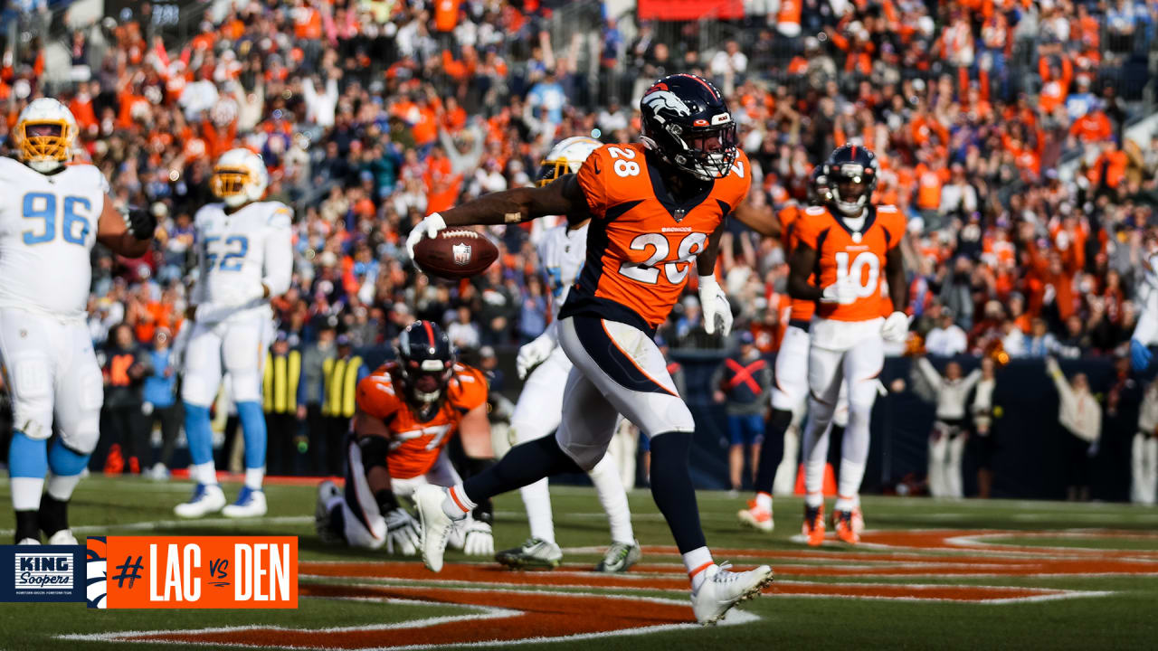 Pregame photos: Broncos arrive and prepare for Week 18 game vs. Chargers