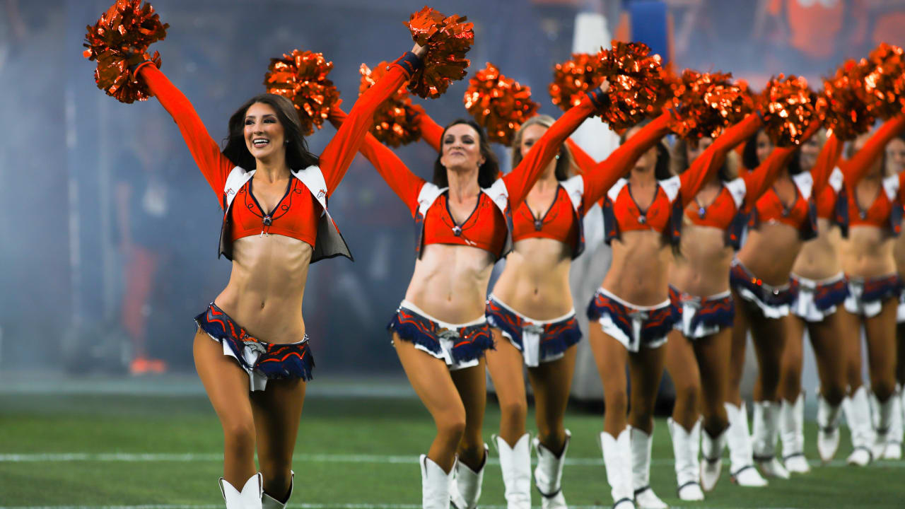 Denver Broncos cheerleaders during an NFL preseason football game, Aug. 27,  2022, in Denver. (AP Photo/David Zalubowski Stock Photo - Alamy