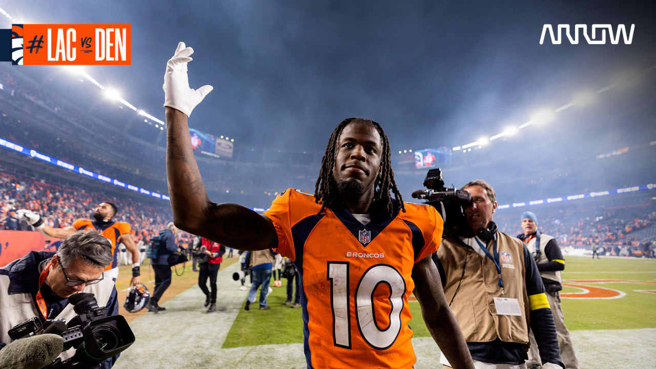 Broncos' Jerry Jeudy greets fans at Denver cell phone store