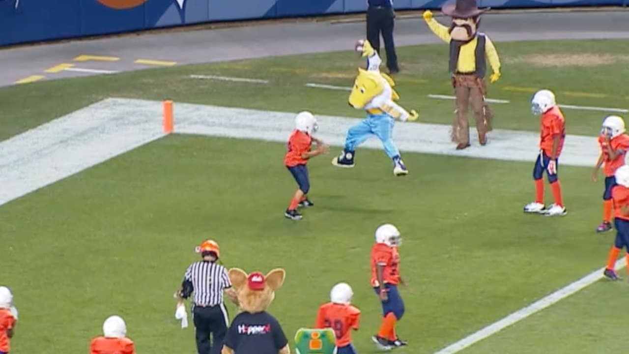 Mascots vs. Kids Halftime Game  2022 Minnesota Vikings 