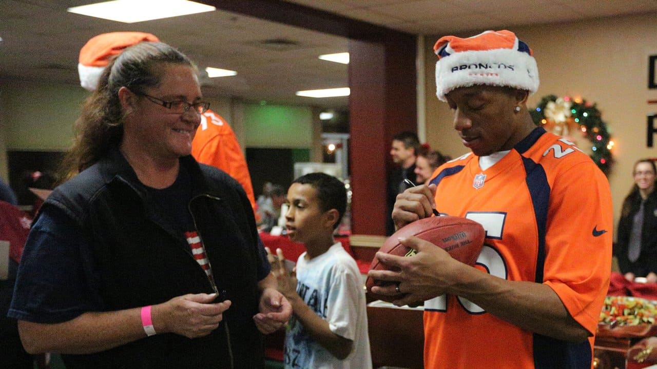 Broncos visit Denver Rescue Mission