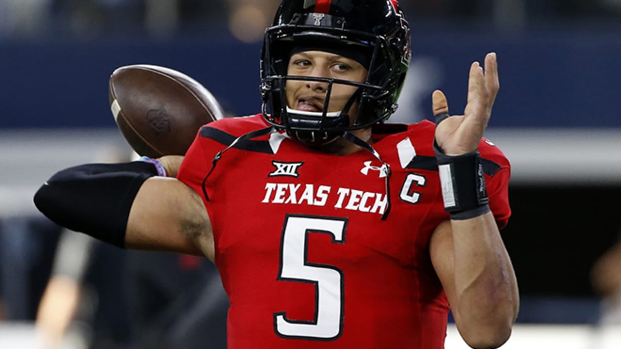 Patrick Mahomes Texas Tech Red Raiders Unsigned White Jersey Signaling A Play Photograph