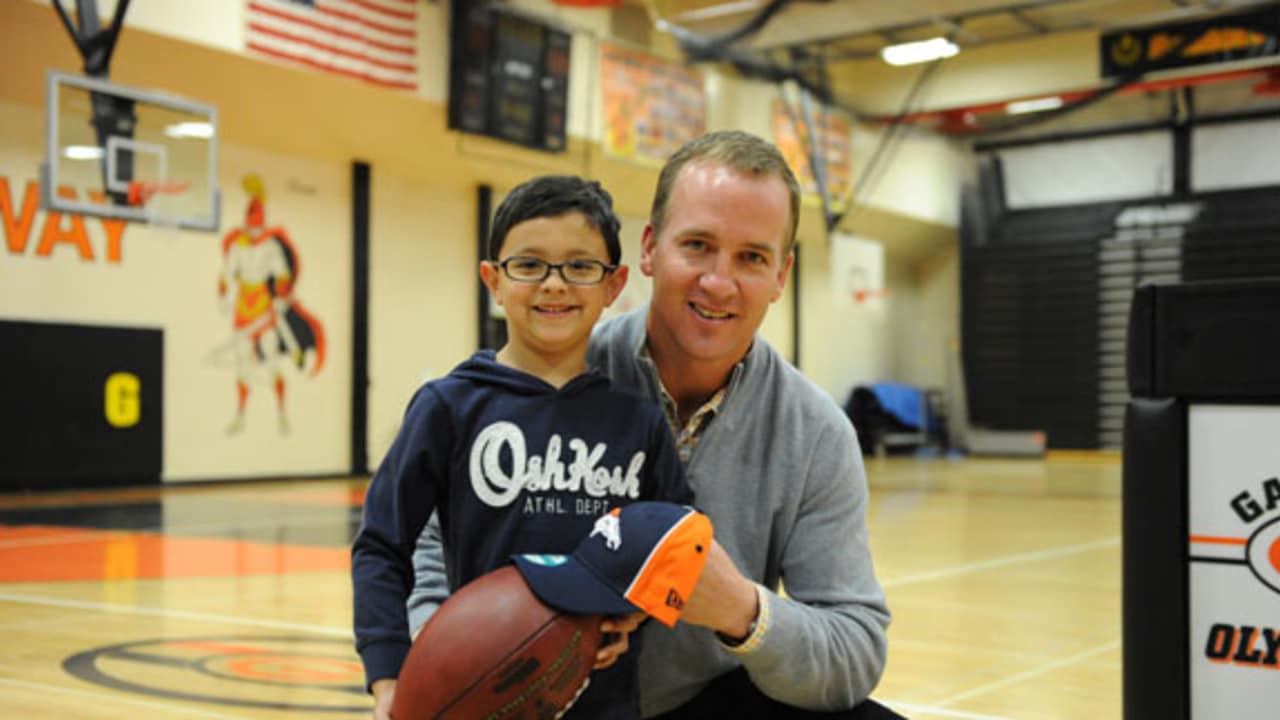 Manning receives Bart Starr Award