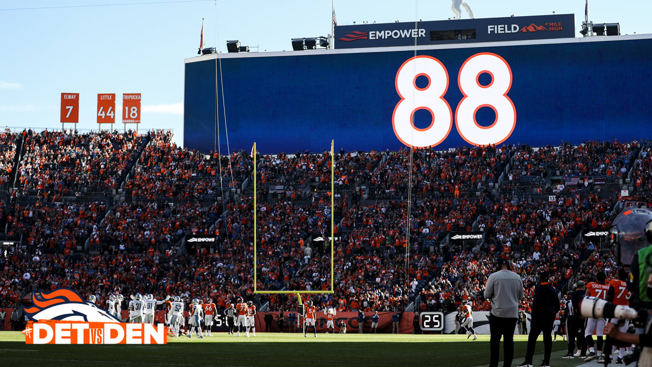 Broncos honor Demaryius Thomas with 10 man huddle vs. Detroit