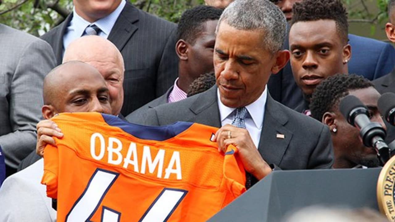 Obama praises Super Bowl champs Denver Broncos, gives Peyton