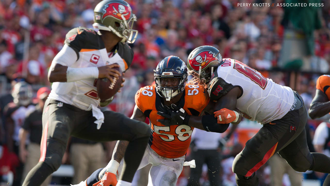 Tampa Bay Buccaneers' running back Earnest Graham (34) heads for