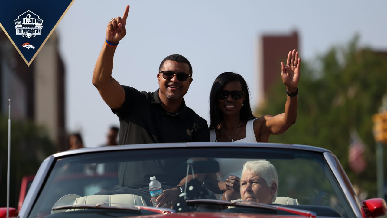 Peyton Manning, John Lynch, Steve Atwater ride through Canton as part