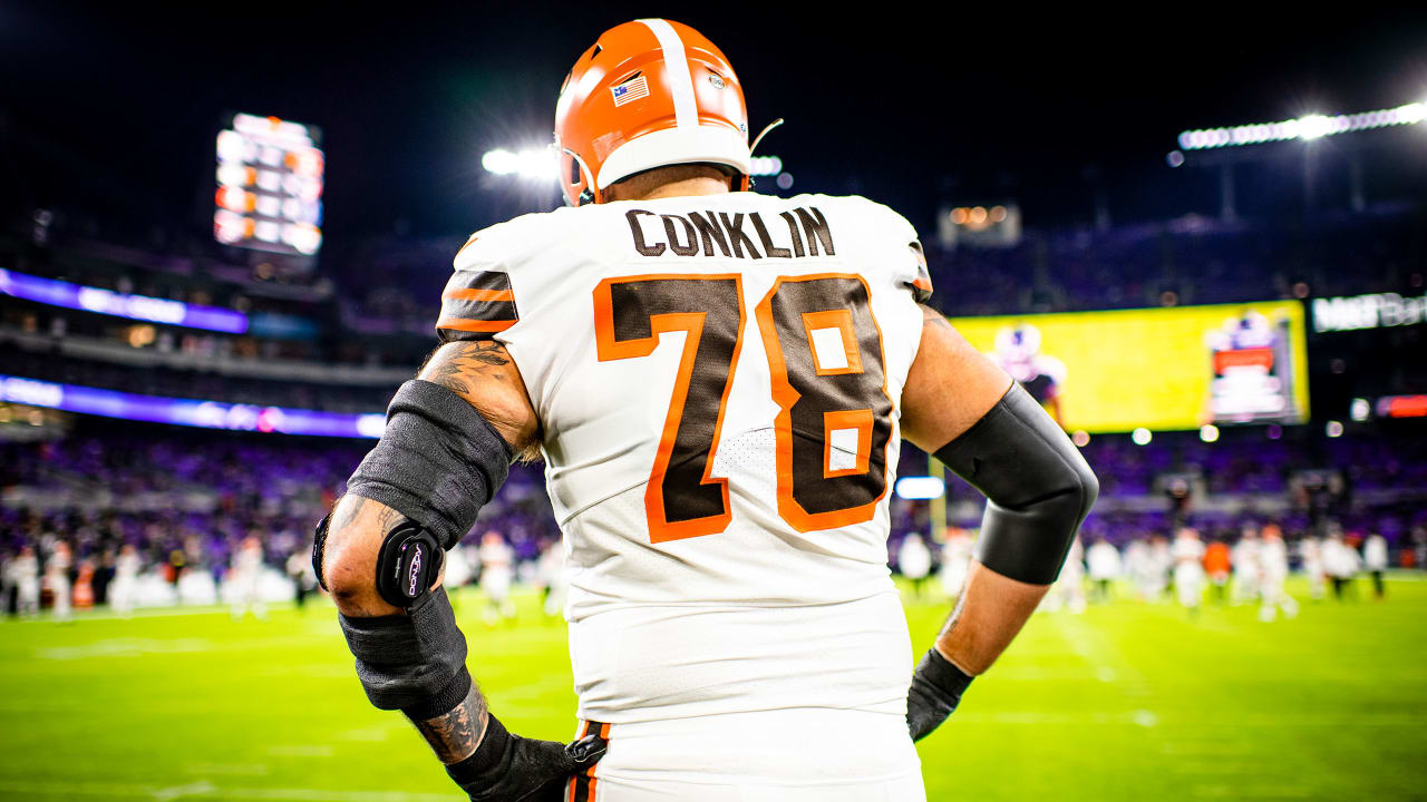 Cleveland Browns Jack Conklin Heads To Locker Room With Injury - Sports  Illustrated Cleveland Browns News, Analysis and More