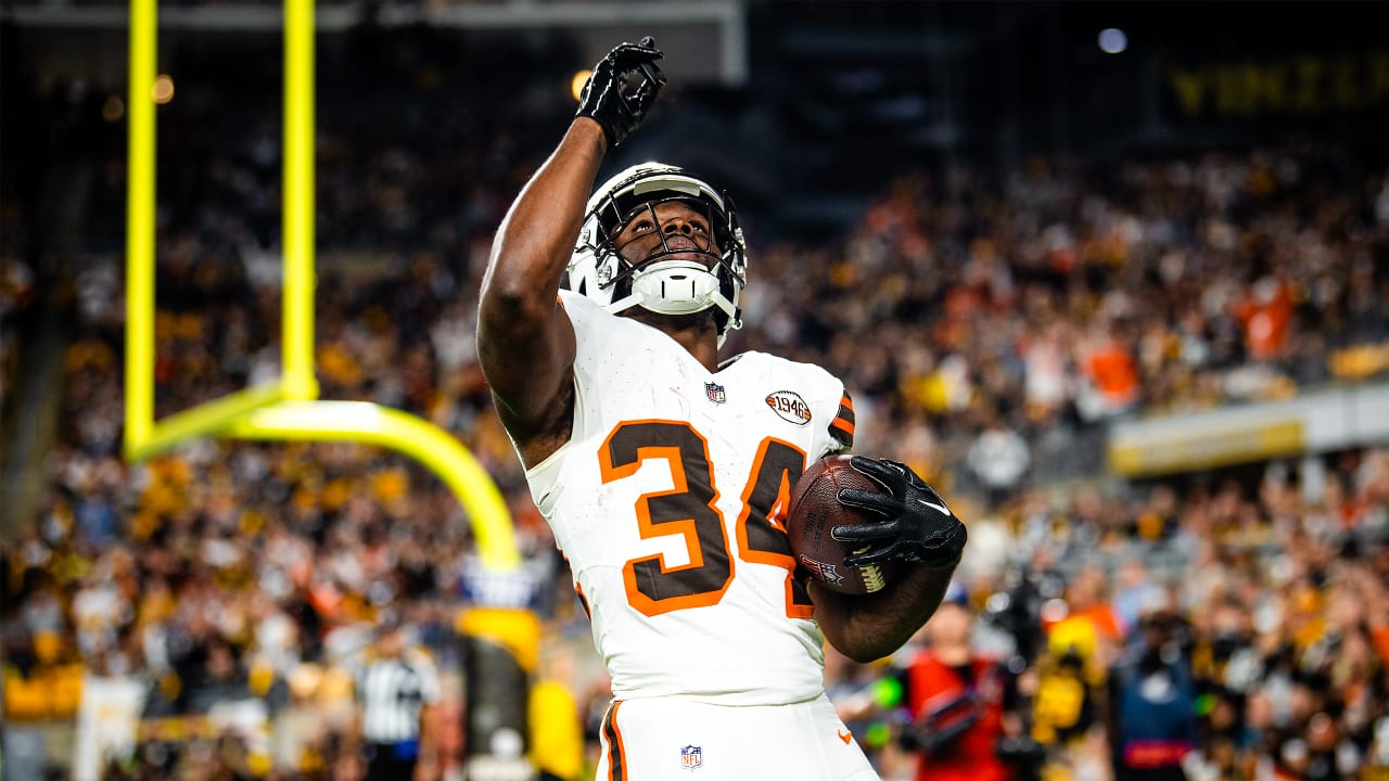 Cleveland Browns running back Jerome Ford (34) runs the ball