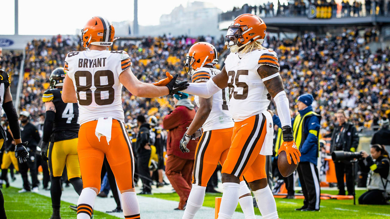 Cleveland Browns tight end Harrison Bryant (88) runs after a catch