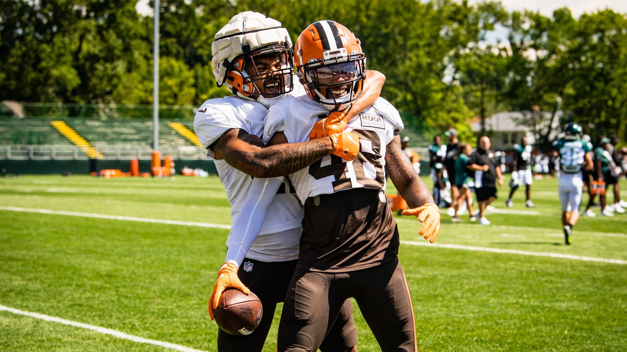 Browns DE Myles Garrett leaves joint practice early with trainers