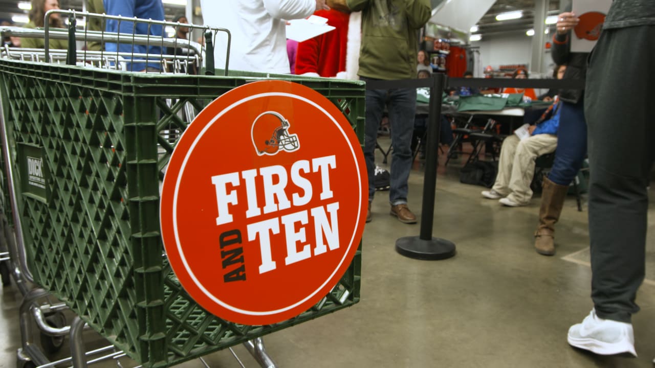 Browns G Joel Bitonio hosts 'Shop with a Pro' event for Cleveland  Recreation children