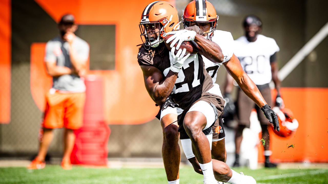 Browns RBs Nick Chubb, Kareem Hunt happy duo is staying together this year