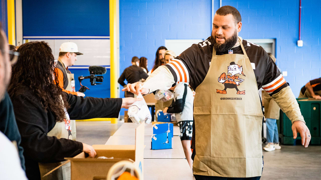 The Greater Cleveland Food Bank and the Cleveland Browns Team Up on