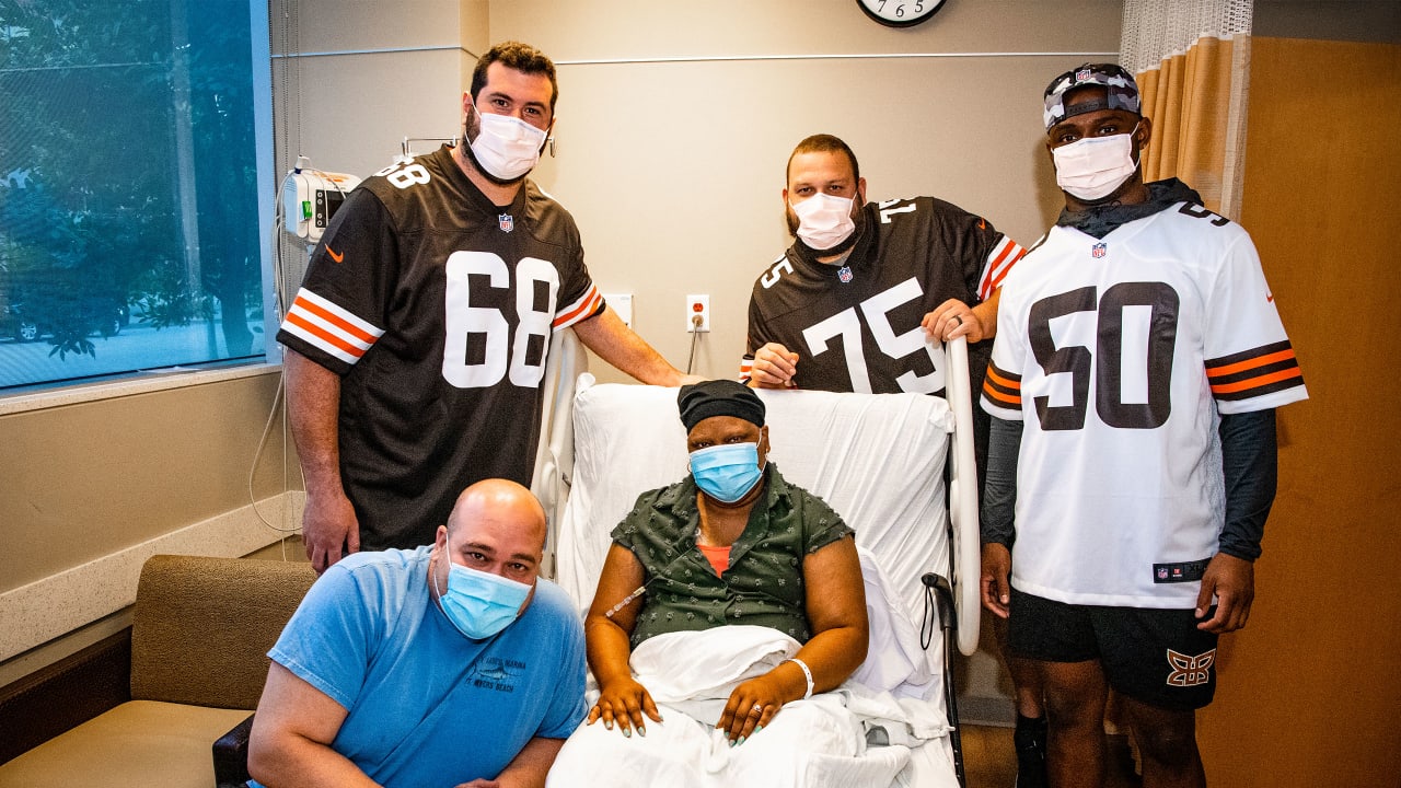 Browns players visit cancer patients at UH