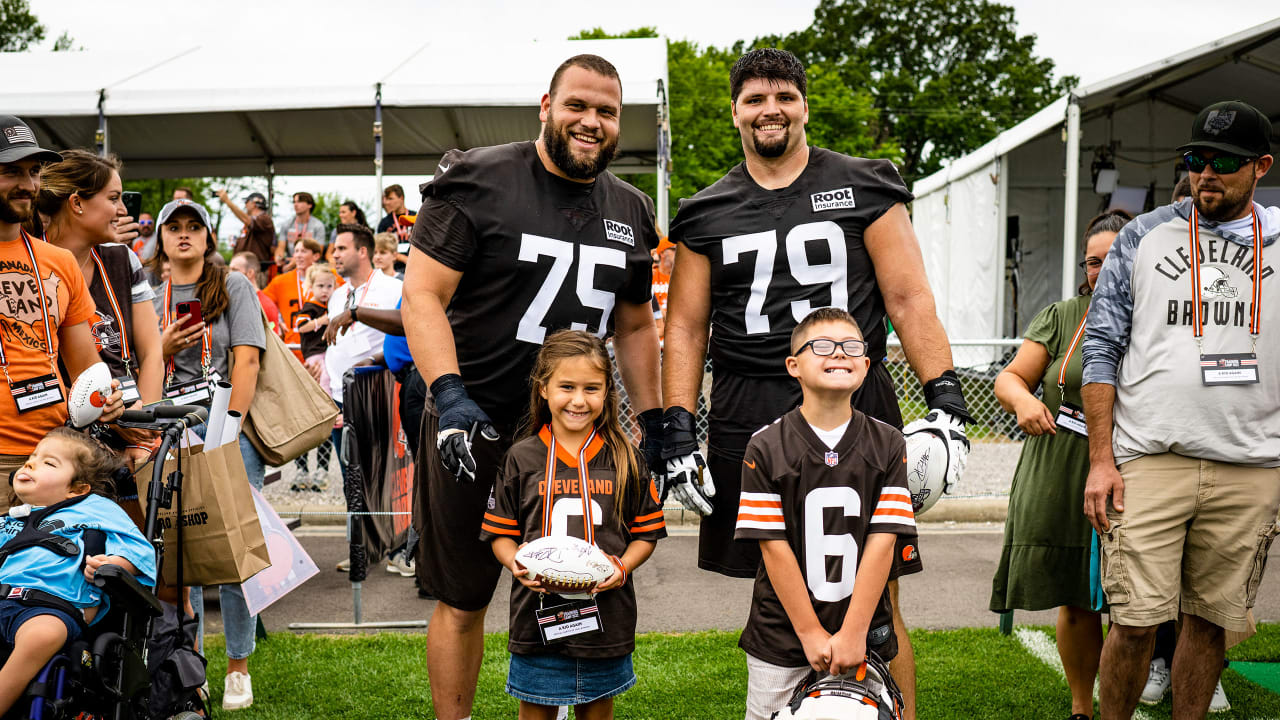 Joel Bitonio hosts people representing families of kids from A Kid Again Northern Ohio during training camp - Vimarsana News
