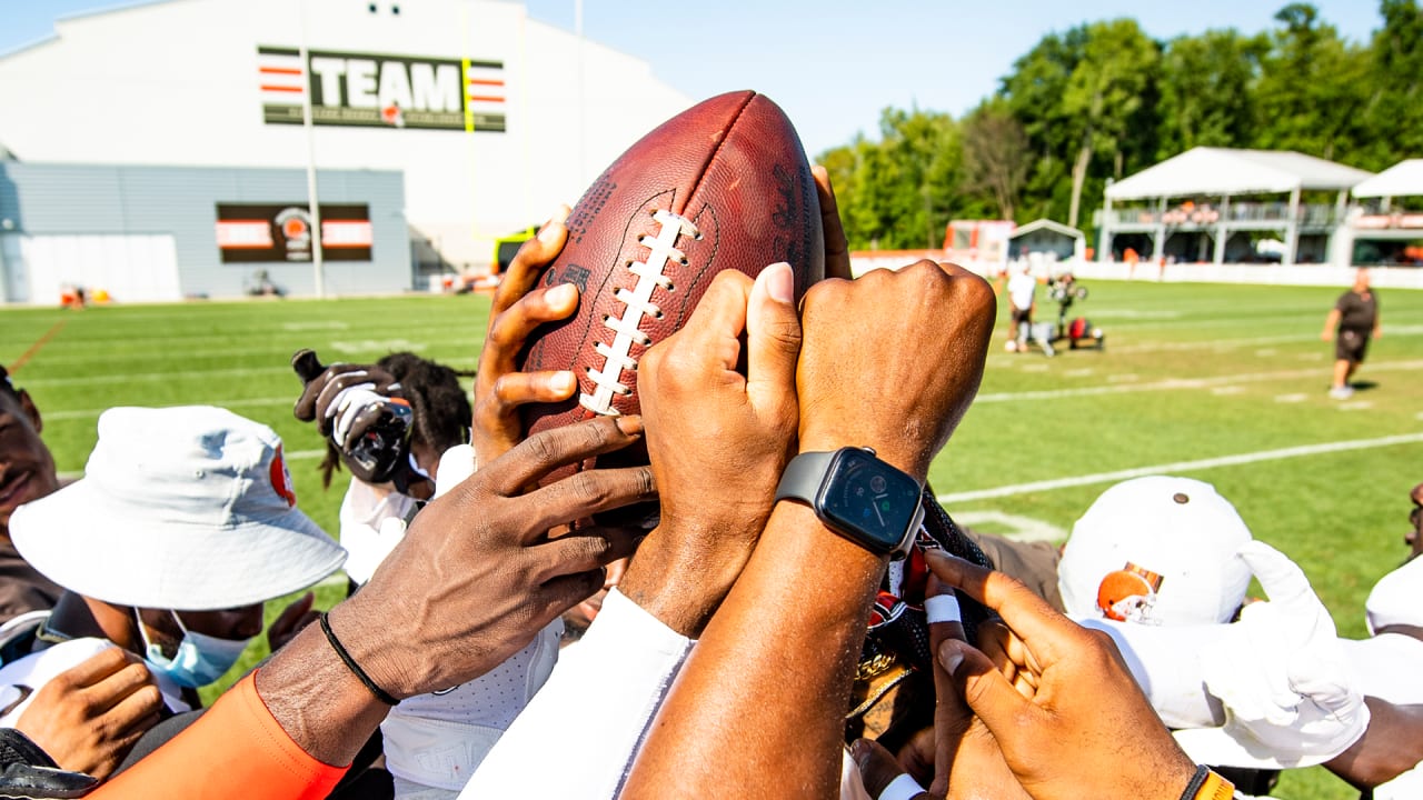 Denzel Ward surprises NFL Extra Points Cardmembers at the Browns Pro Shop