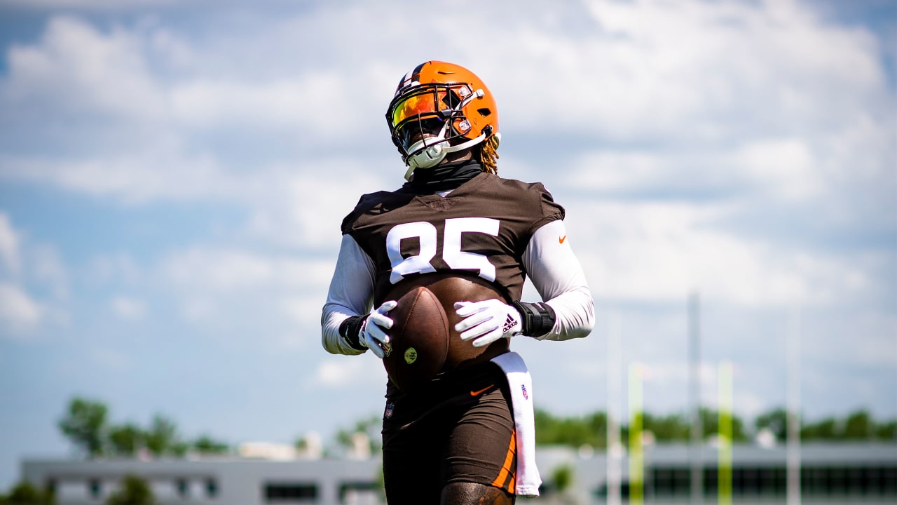 Pittsburgh Steelers star Antonio Brown unveils custom jerseys to support  Cleveland Browns