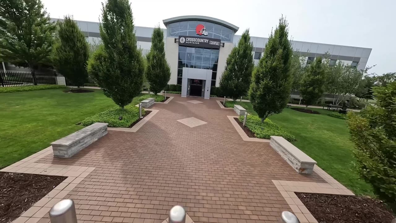 Denzel Ward surprises NFL Extra Points Cardmembers at the Browns Pro Shop