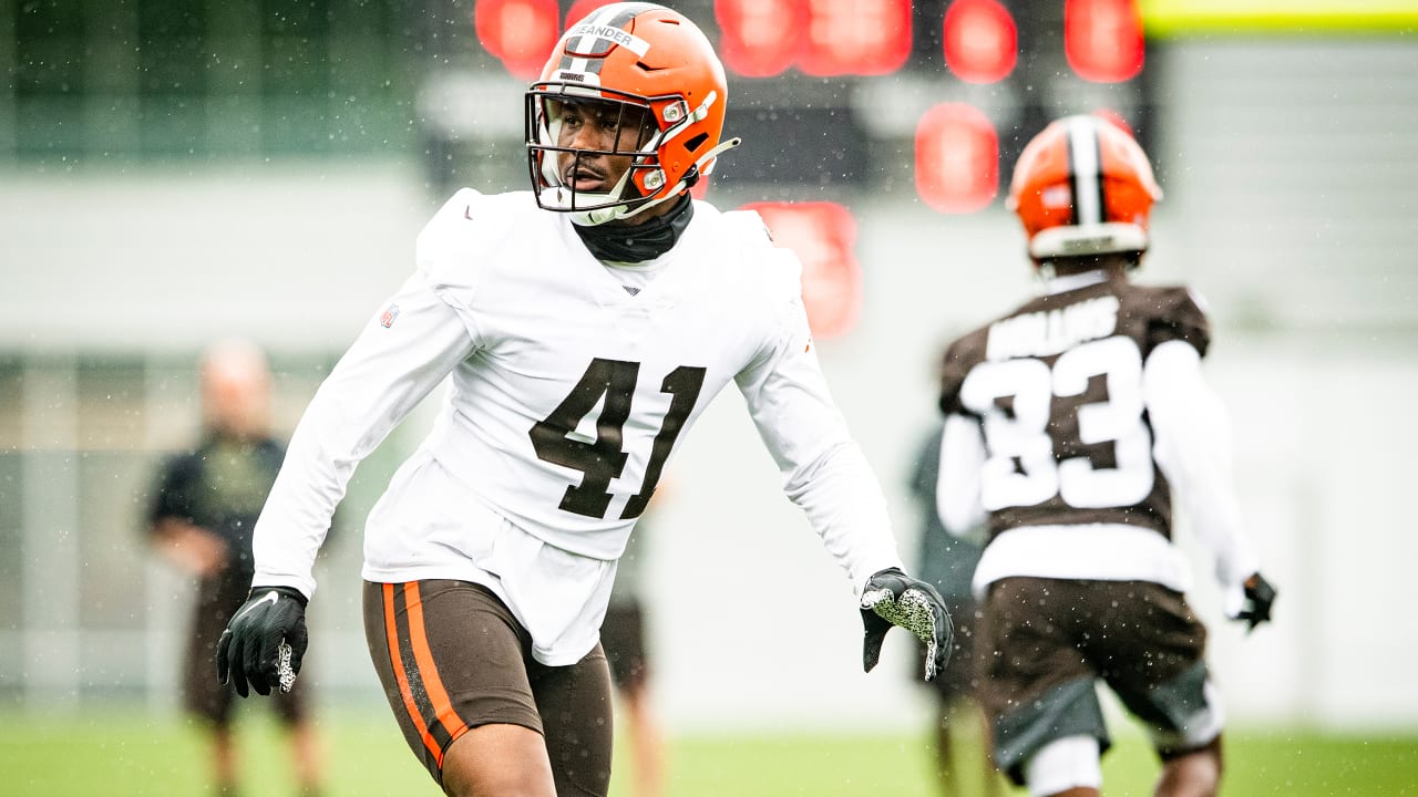 Browns elevate LB Montrel Meander