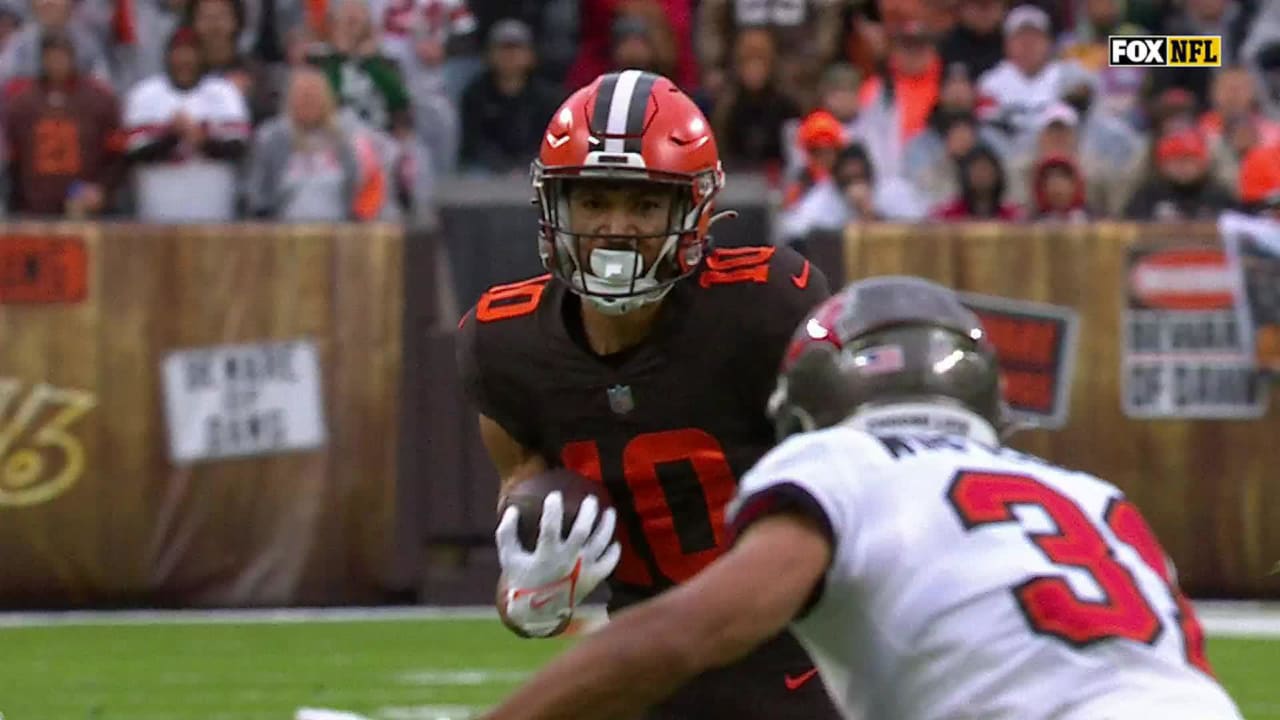 Cleveland Browns wide receiver Anthony Schwartz runs a drill