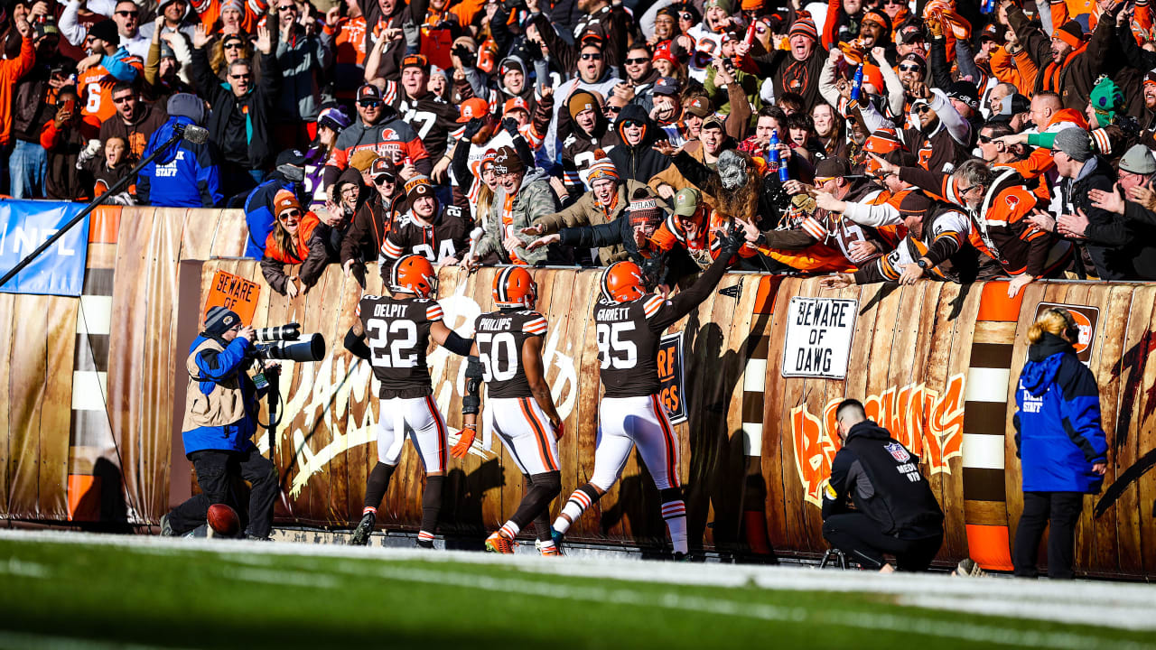 Myles Garrett Wins Browns Player Of The Year Award - News-Talk 1480 WHBC