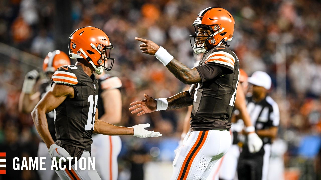 PHILADELPHIA, PA - AUGUST 17: Cleveland Browns tight end Zaire Mitchell- Paden (83) attempts to block