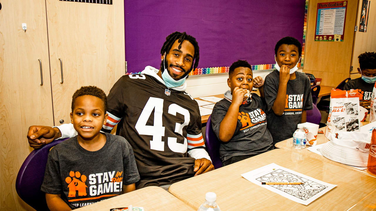 John Johnson III rewards John F. Kennedy Elementary students with holiday visit, highlighted by $100,000 grant to Stay in the Game! Network by Arby's Foundation - Vimarsana News