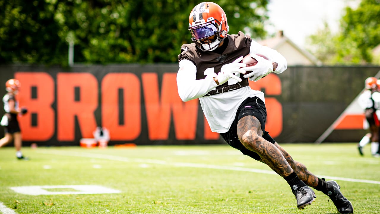 Watch: Odell Beckham Jr. works on catching after Cleveland Browns' practice