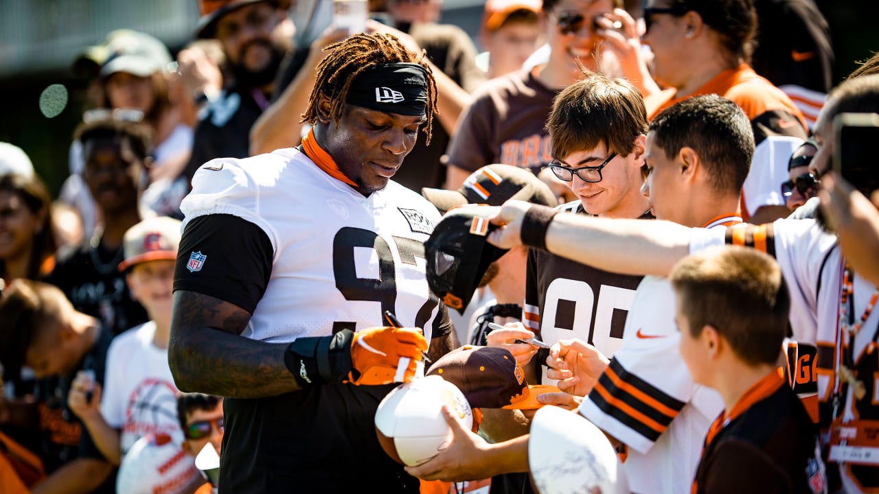 Cleveland Browns defensive end Isaac Rochell (98) runs off of the line of  scrimmage during an