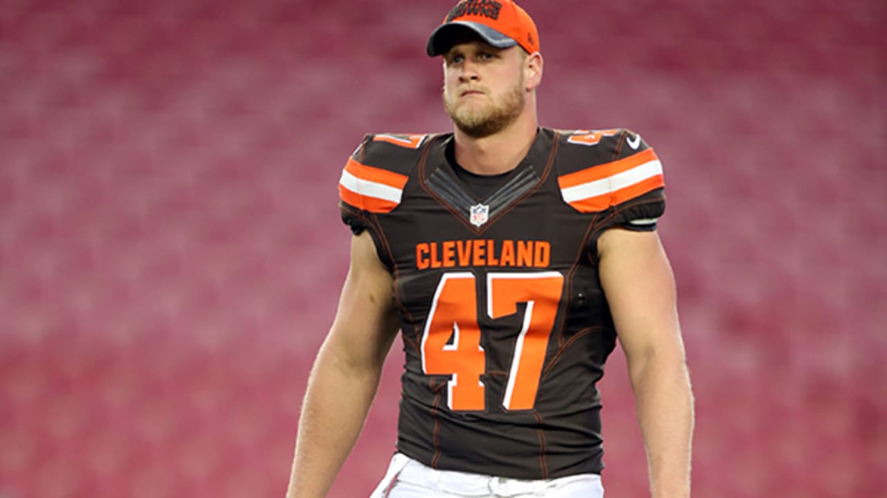 Browns re-sign LS Charley Hughlett