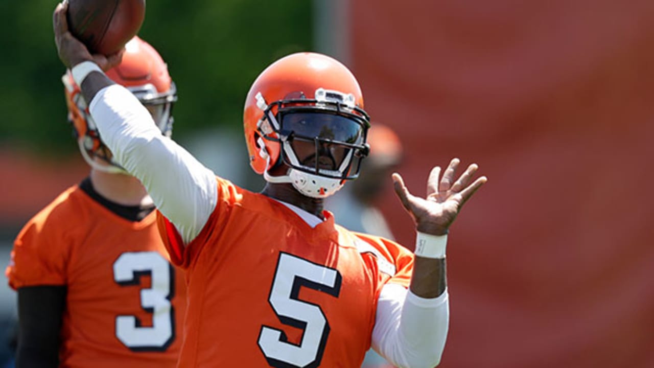 Cleveland Browns tight end Orson Charles catches a pass during an NFL  football organized team activity session at the team's training facility,  Thursday, May 30, 2019, in Berea, Ohio. (AP Photo/Tony Dejak