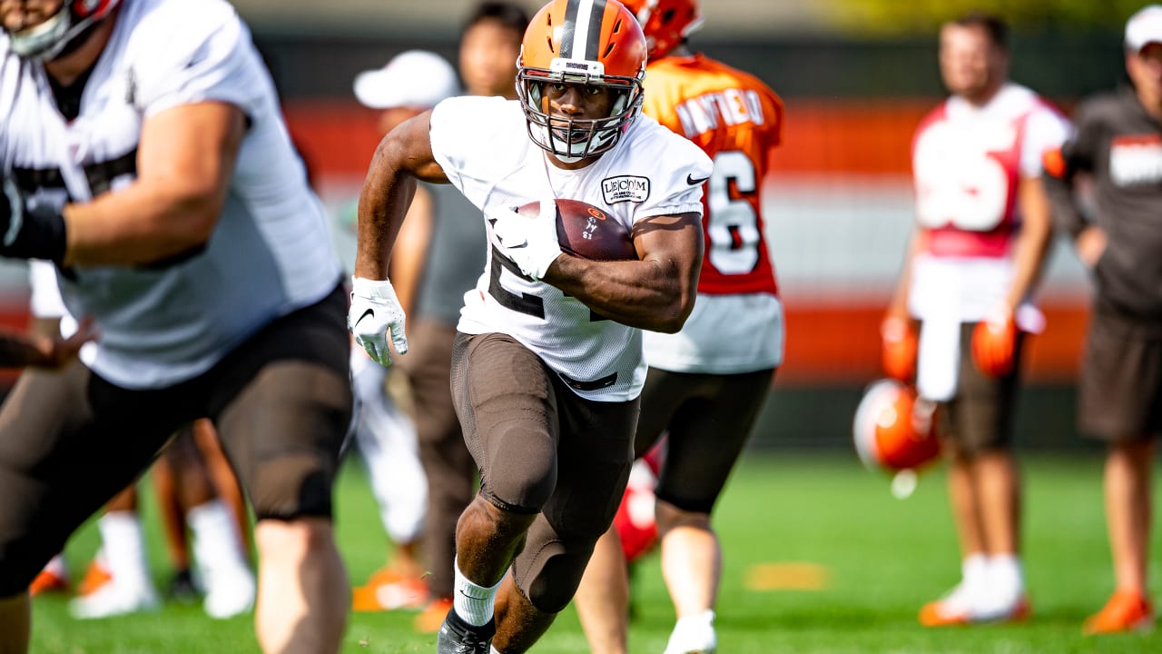 HC Kevin Stefanski hand-delivers game ball to Nick Chubb following